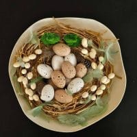 Uskršnje gnezdo od slame sa jajima, zekama itd.