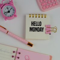 Roze budilnik, rokovnik, lap top, sve je roze, porukica, hello monday.