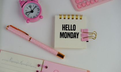 Roze budilnik, rokovnik, lap top, sve je roze, porukica, hello monday.