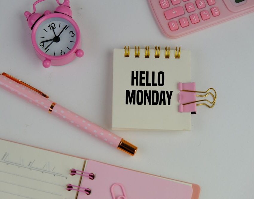 Roze budilnik, rokovnik, lap top, sve je roze, porukica, hello monday.