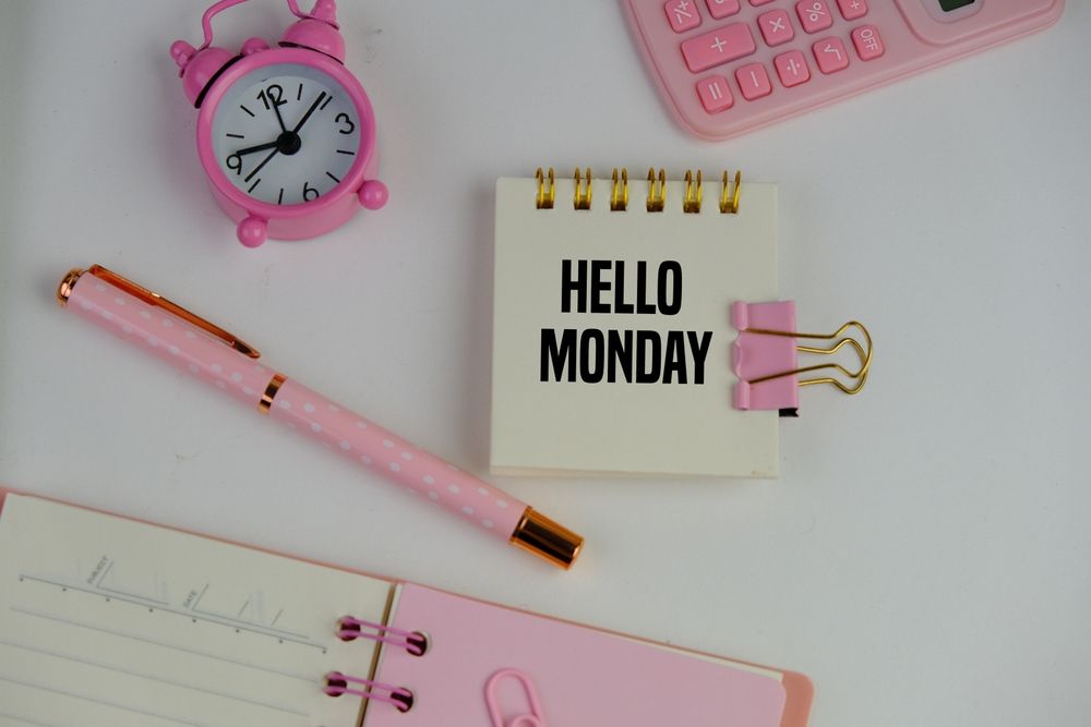Roze budilnik, rokovnik, lap top, sve je roze, porukica, hello monday.