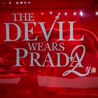 Plakat za film Devil wears Prada 2, slova na crvenom zarozanom plišu.