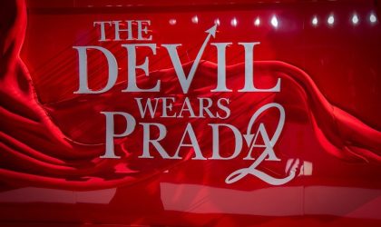 Plakat za film Devil wears Prada 2, slova na crvenom zarozanom plišu.