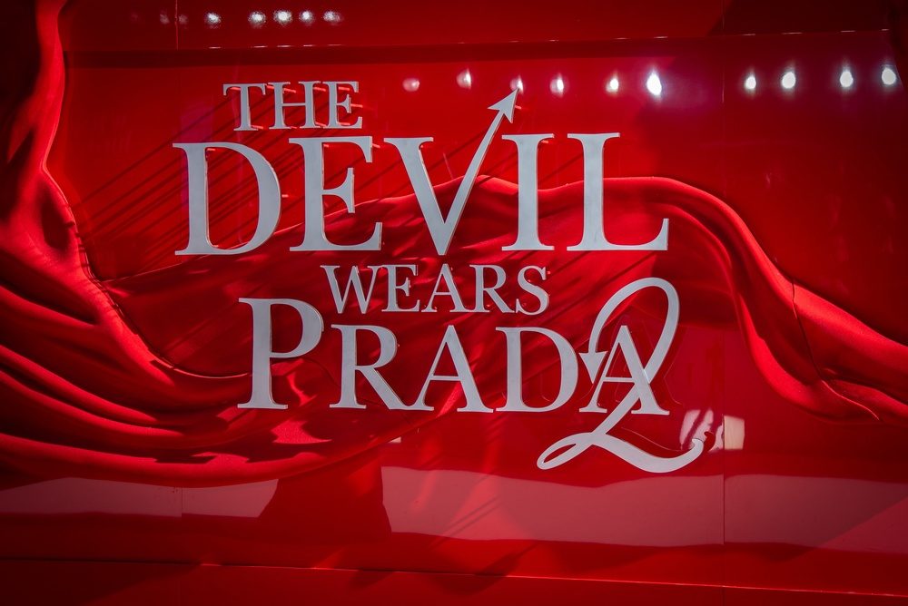 Plakat za film Devil wears Prada 2, slova na crvenom zarozanom plišu.