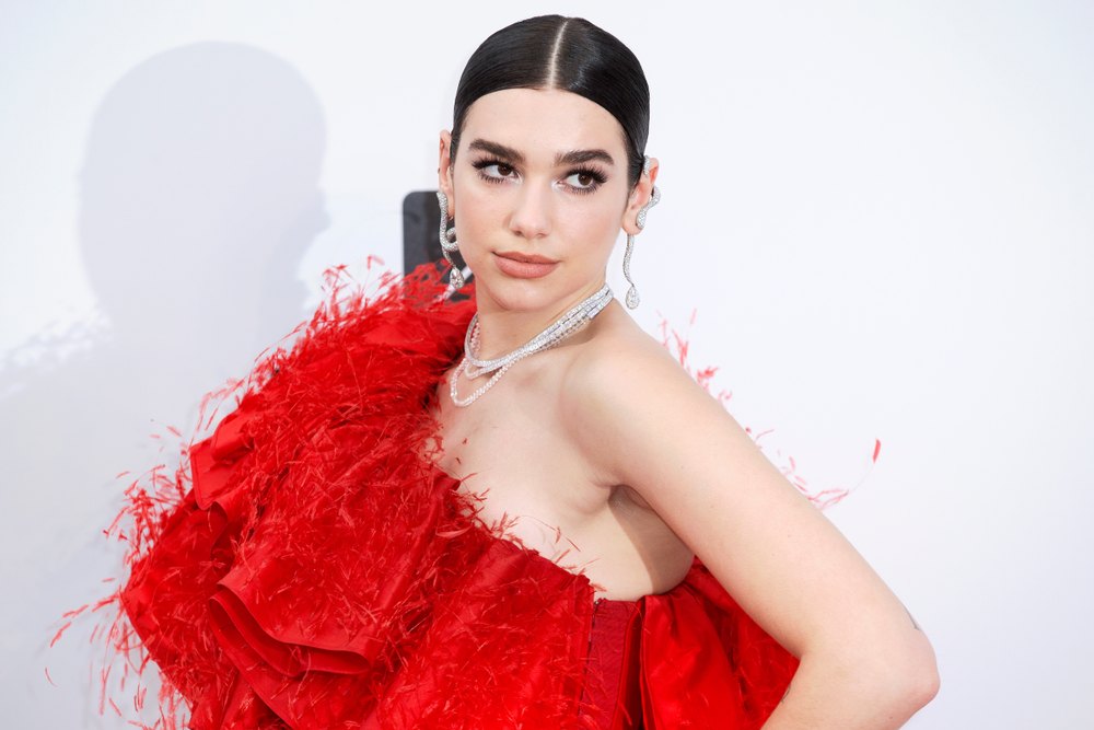 Dua Lipa u crvenoj haljini.