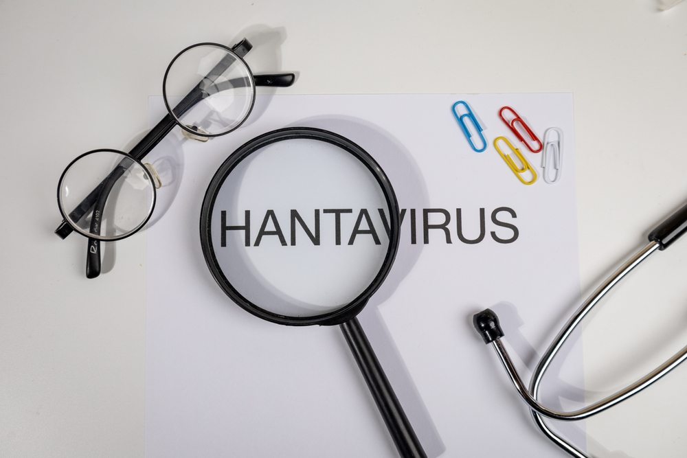 Reč hantavirus ispod lupe, naočare, kapsule.