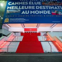 Ulazak u zdanje gde se održava kanski filmski festival. Stepenište sa crvenim tepihom.