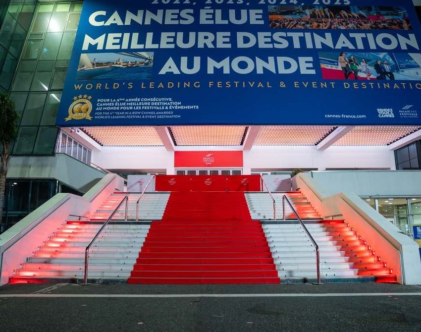Ulazak u zdanje gde se održava kanski filmski festival. Stepenište sa crvenim tepihom.