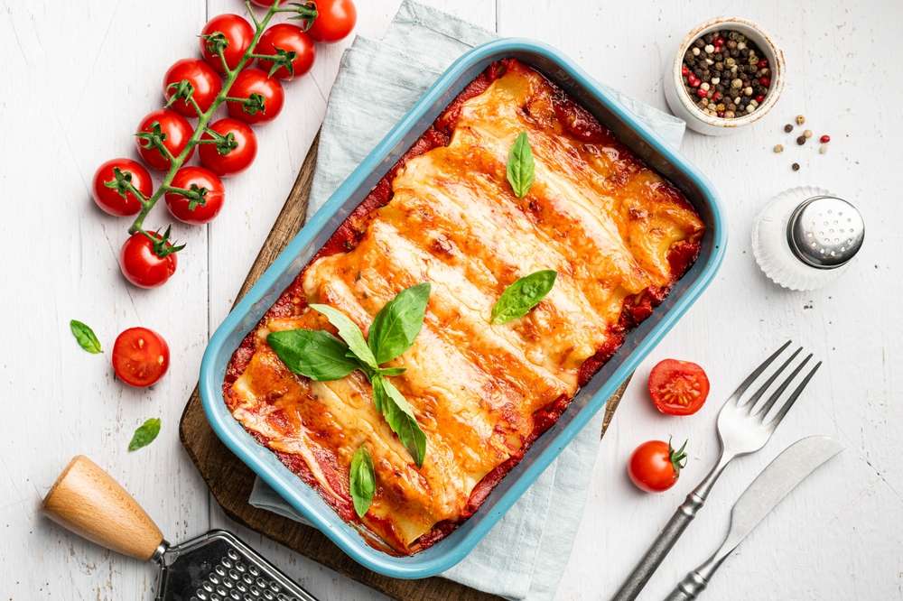 Ispečeni kaneloni u plehu, spremni za posluženje.