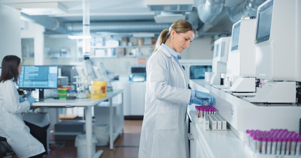 Testiranje uzoraka krvi u laboratoriji sa modernom opremom.