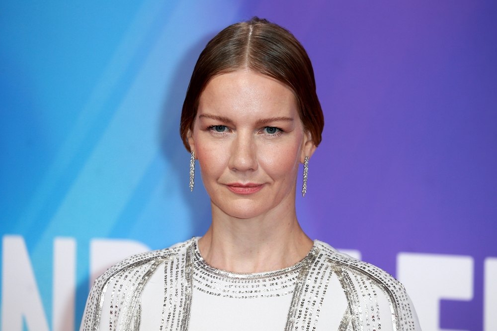 Sandra Hiler na premijeri filma Zona interesa u Londonu. Ima zalizanu podignutu kosu i nešto kao belu togu sa srebrnim vezom.