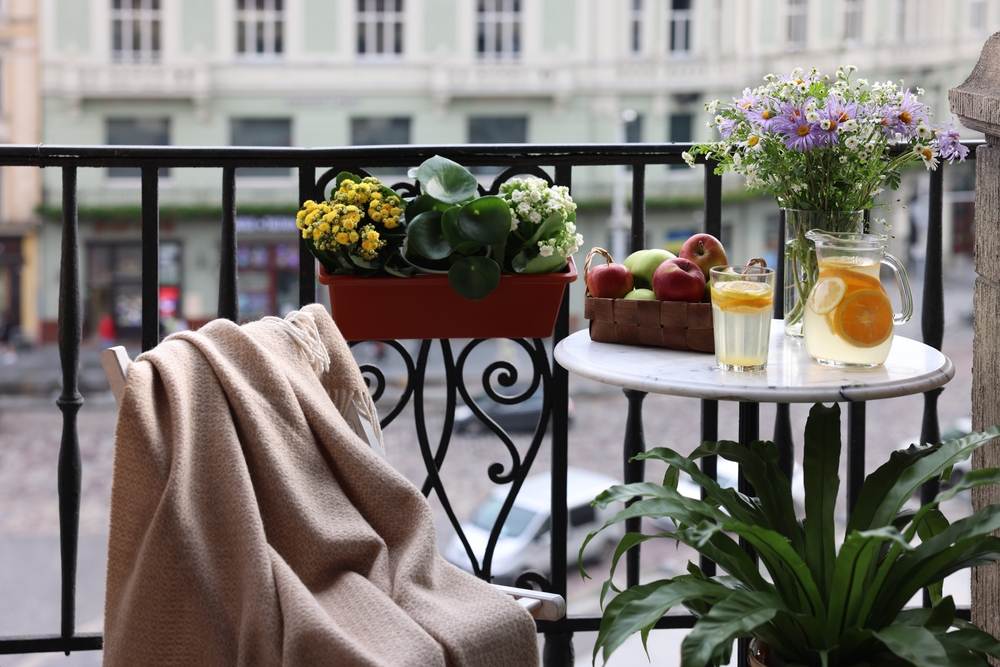 Balkon spreman za ugođaj, cveće, limunada sa kolutovima pomorandže...
