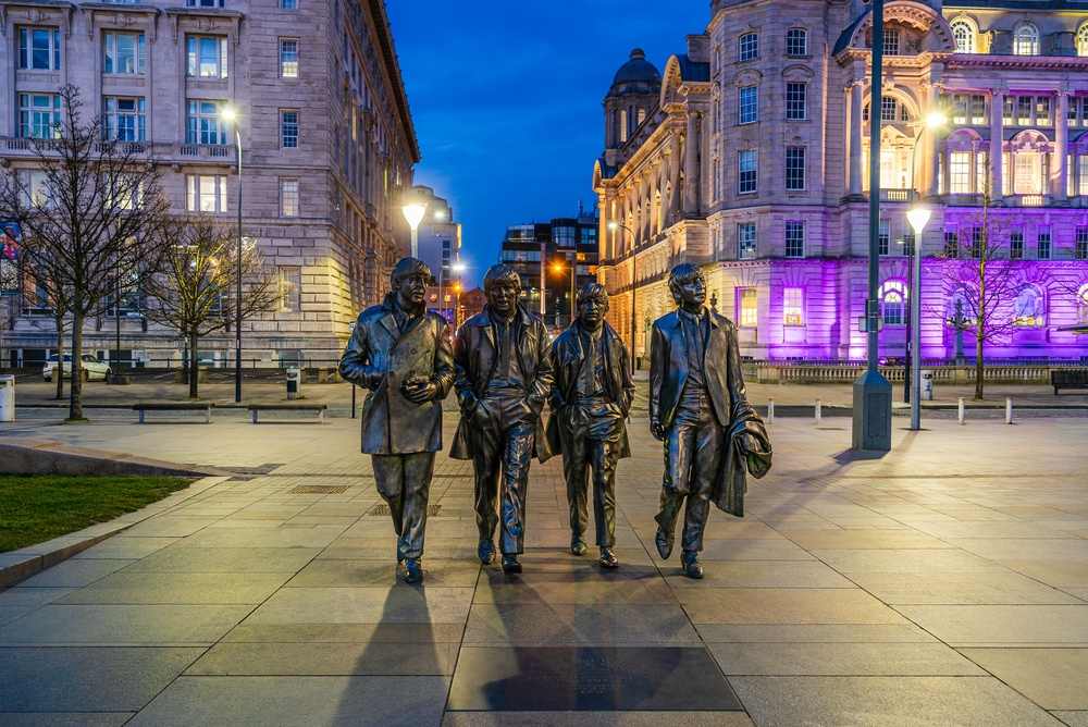 Spomenik Bitlsima u Liverpulu, figure iylivene u metalu, kao da hodaju ulicom.