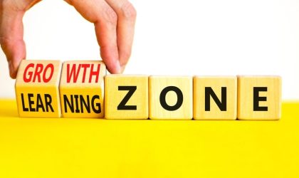 Kocke sa pojedinačnim slovima na kojima piše learning zone-zona učenja, a iznad growth-razvoj.