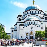 Pojas Svete Bogorodice u hramu Sveti Sava, red ljudi koji čekaju da uđu u crkvu.