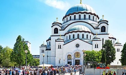 Pojas Svete Bogorodice u hramu Sveti Sava, red ljudi koji čekaju da uđu u crkvu.