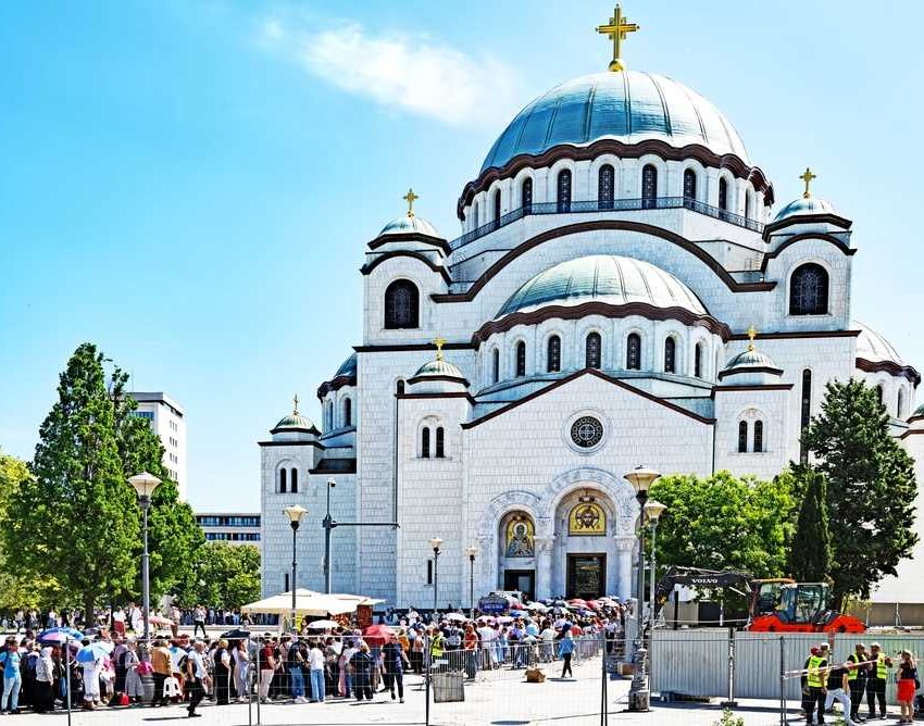 Pojas Svete Bogorodice u hramu Sveti Sava, red ljudi koji čekaju da uđu u crkvu.