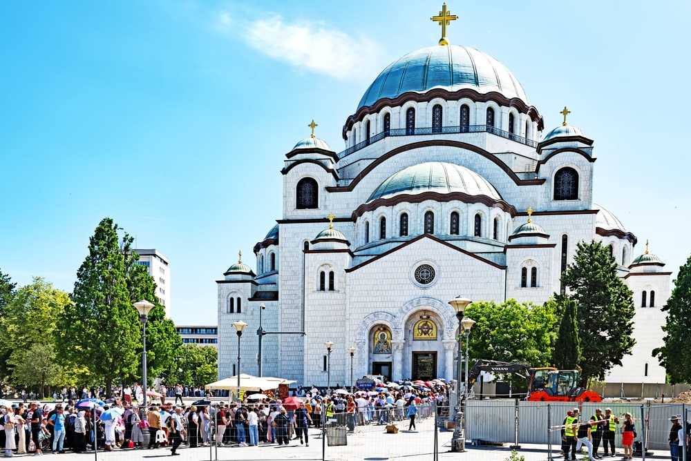 Pojas Svete Bogorodice u hramu Sveti Sava, red ljudi koji čekaju da uđu u crkvu.