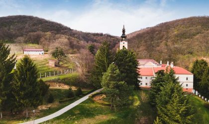 Jedan od manastira na Fruskoj gori, okružen zelenilom.