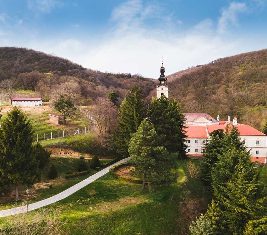 Jedan od manastira na Fruskoj gori, okružen zelenilom.