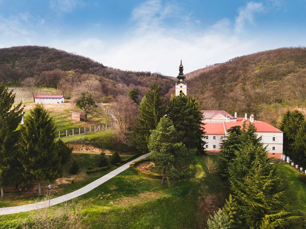 Jedan od manastira na Fruskoj gori, okružen zelenilom.