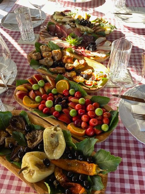 Raznovrsni mezetluci na trpezi restorana Stari hrast.
