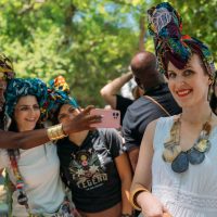Vezivanje turbana na afrički način na Afro festivalu.