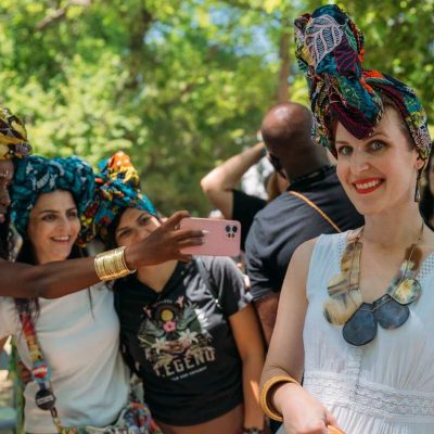 Vezivanje turbana na afrički način na Afro festivalu.