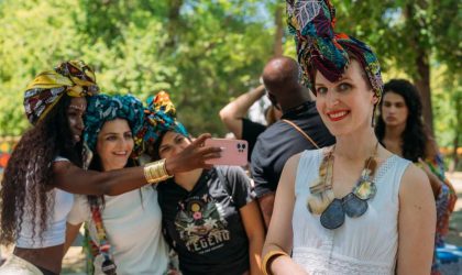 Vezivanje turbana na afrički način na Afro festivalu.