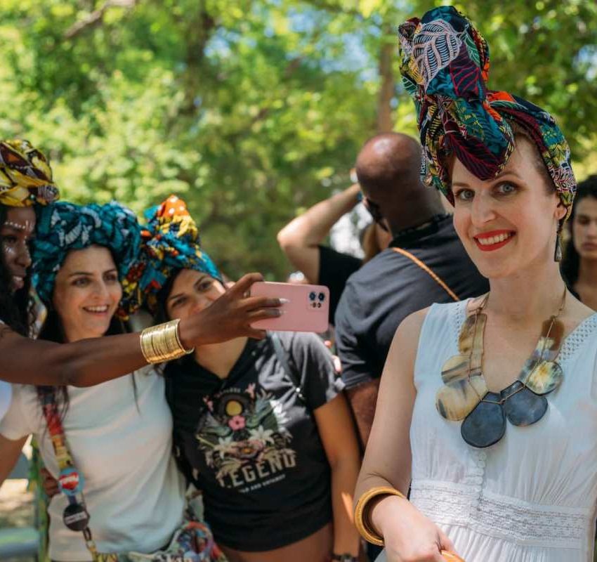 Vezivanje turbana na afrički način na Afro festivalu.