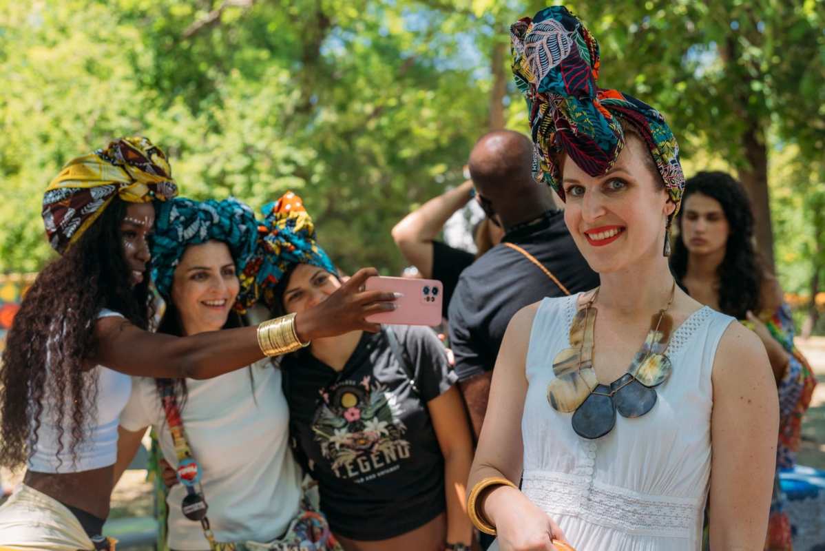 Vezivanje turbana na afrički način na Afro festivalu.