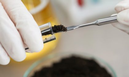 Analiza uzorka zemlje u laboratoriji.