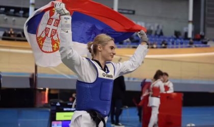 ANdrea Bokan u dresu sa podignutom srpskom zastavom.