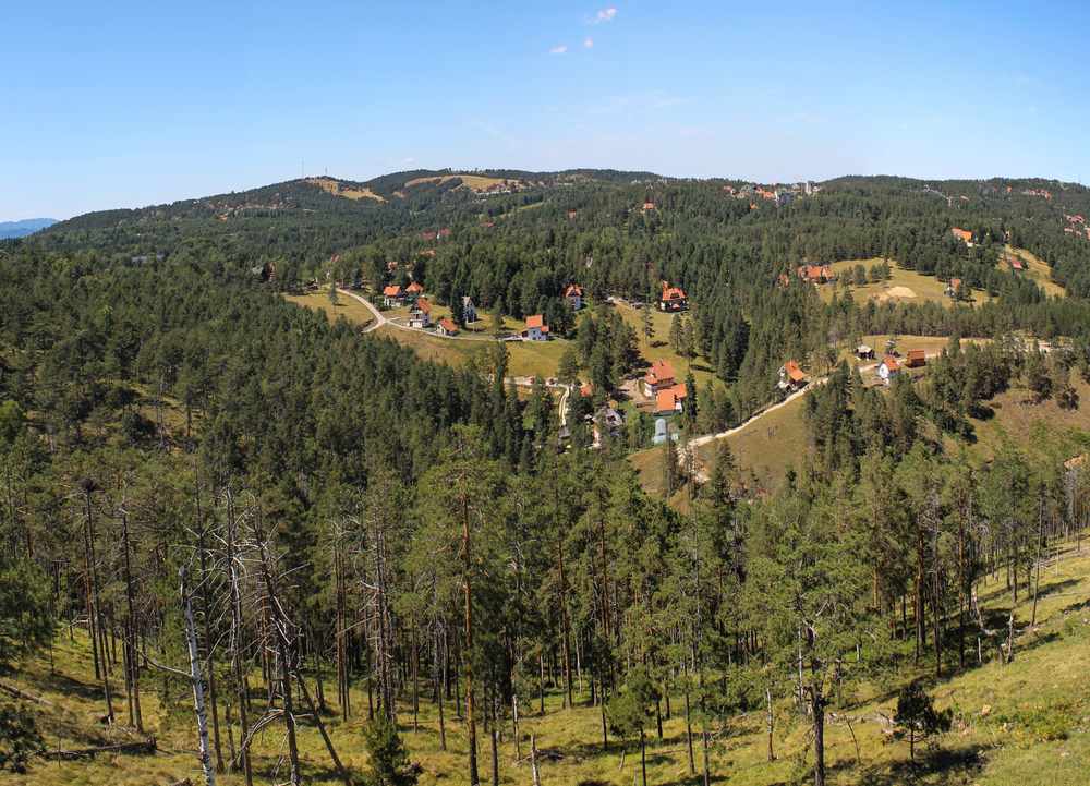 Krajolik na Divčibarama, vide s eproplanci, šume i razbacane kuće.