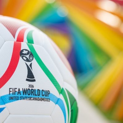 Lopta FIFA 2026., karakteristične boje i logo.
