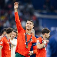 Kristijano Rolando na stadionu, pozdravlja publiku, oko vrata mu je medalja.