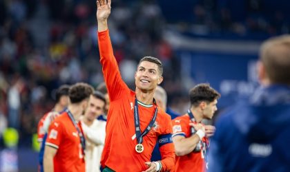 Kristijano Rolando na stadionu, pozdravlja publiku, oko vrata mu je medalja.