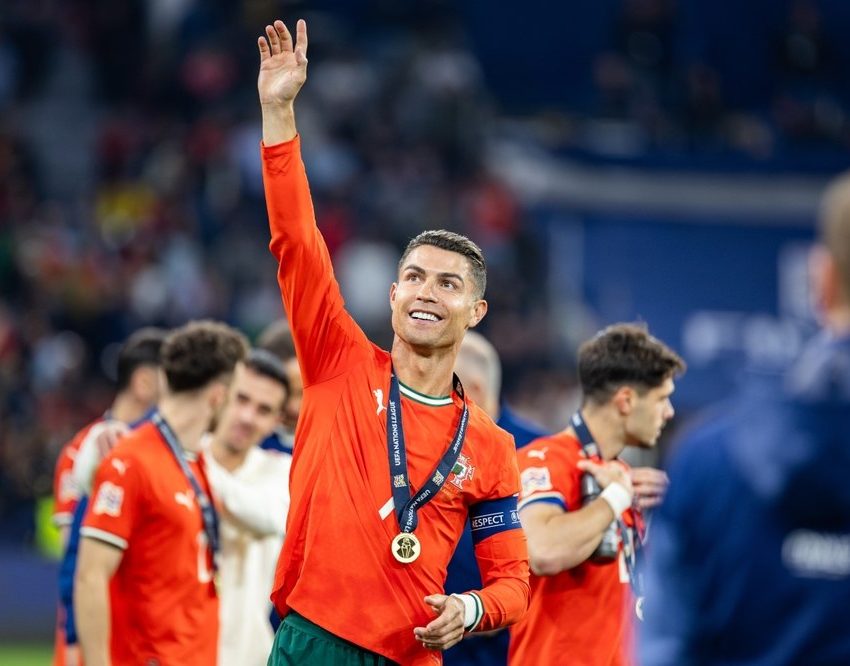 Kristijano Rolando na stadionu, pozdravlja publiku, oko vrata mu je medalja.