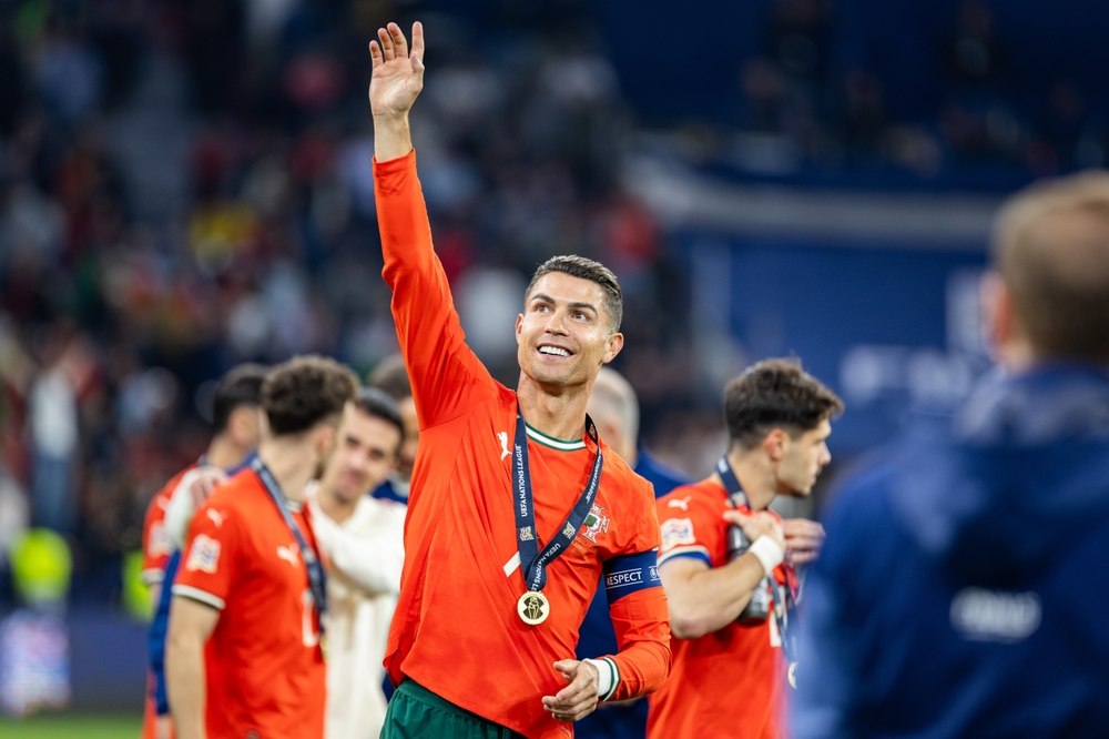 Kristijano Rolando na stadionu, pozdravlja publiku, oko vrata mu je medalja.