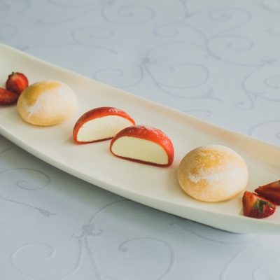Japanski kolačići mochi, servirani na elegantnoj tacni.