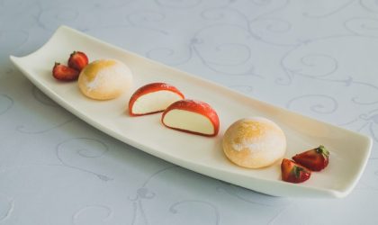 Japanski kolačići mochi, servirani na elegantnoj tacni.