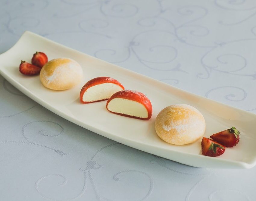 Japanski kolačići mochi, servirani na elegantnoj tacni.