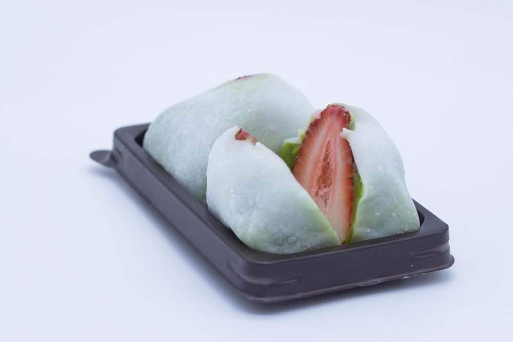Mochi plave boje, punjen jagodom.