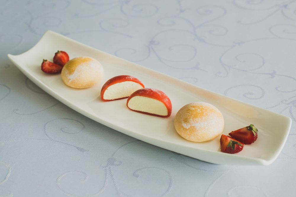 Japanski kolačići mochi, servirani na elegantnoj tacni.