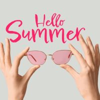 Natpis-Hello summer, naočare za sunce, sa roze staklima.