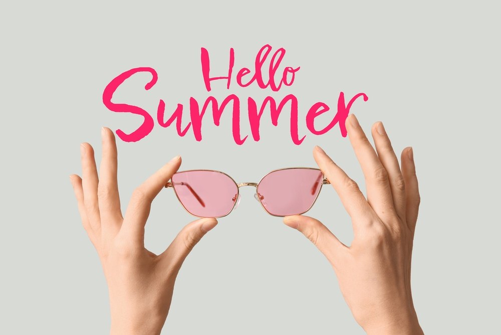 Natpis-Hello summer, naočare za sunce, sa roze staklima.
