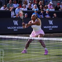 Serena Williams na terenu, 2026. Nosi roze suknjicu i belu majcu. Slikana na mreži.