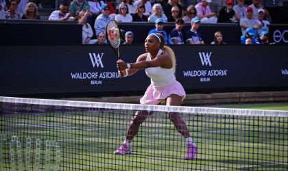 Serena Williams na terenu, 2026. Nosi roze suknjicu i belu majcu. Slikana na mreži.