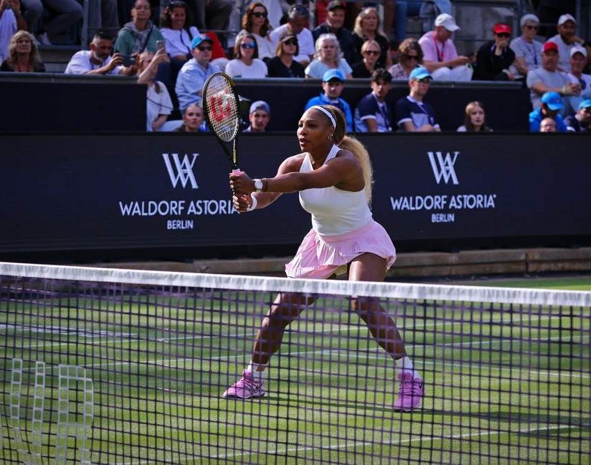 Serena Williams na terenu, 2026. Nosi roze suknjicu i belu majcu. Slikana na mreži.
