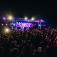 Scena na Vibe festivalu i veliki broj slu[alaca.